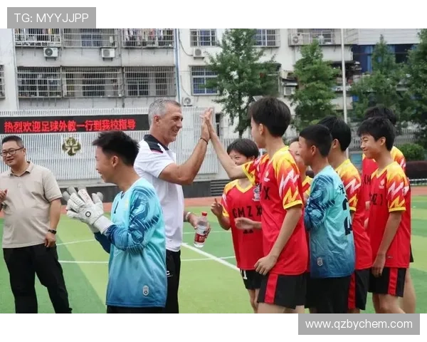 与足球明星亲密合影的瞬间记录我的足球梦想与热情