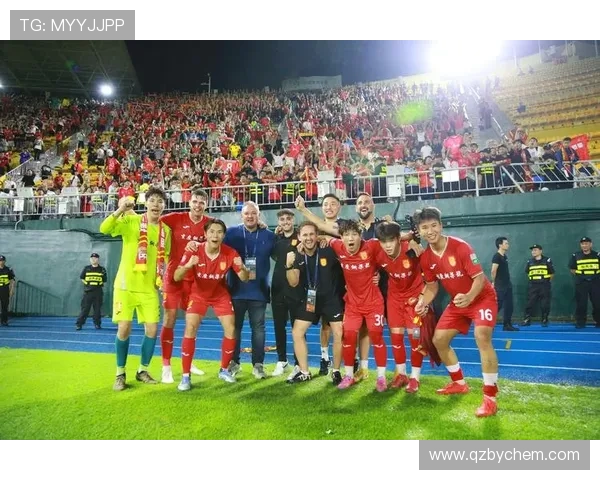 与足球明星同框的那些人背后的故事与精彩瞬间