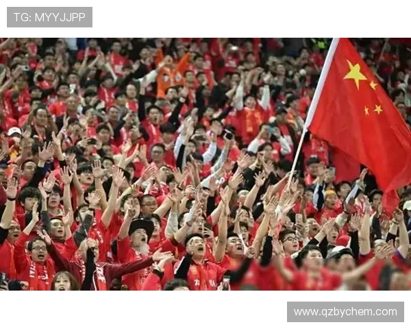 足球巨星化身篮球球员展现全能运动才华引发球迷热议