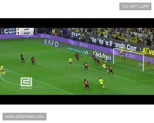 足球明星在球场小便引发的争议与球迷反应分析