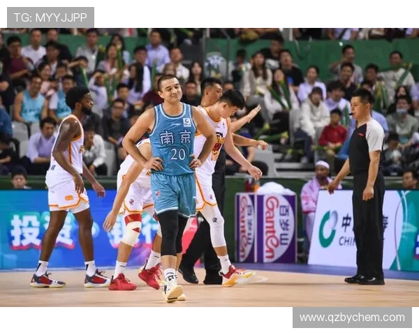 南京篮球队展现灵活战术与团队配合的精彩表现分析